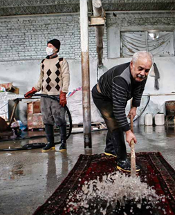 شستشوی سنتی قالی در قالیشویی جشنواره